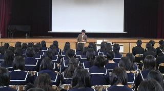 中学校で講演
