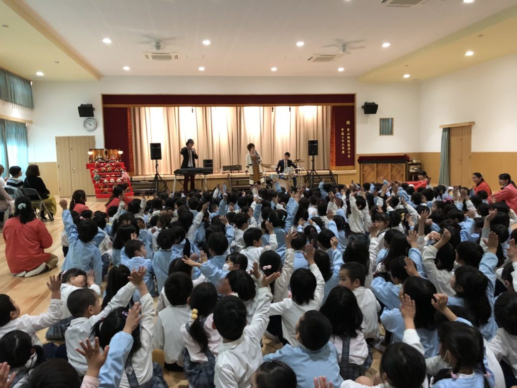 あま市の幼稚園でコンサート