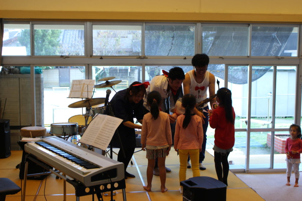 豊川市の保育園でコンサート